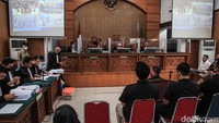 Sebanyak 12 saksi dihadirkan di sidang hari ini, termasuk salah satunya ART Putri Candrawathi, Susi.