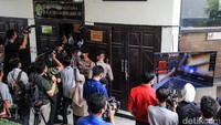 Sidang mendapat penjagaan dari aparat kepolisian.