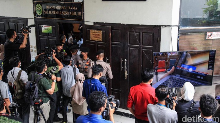 Bharada Richard Eliezer menjalani sidang lanjutan kasus pembunuhan Brigadir Yosua Hutabarat di Pengadilan Negeri Jakarta Selatan, Senin (31/10/2022). Asisten rumah tangga (ART) Ferdy Sambo, Susi dihadirkan sebagai saksi dalam sidang lanjutan tersebut.