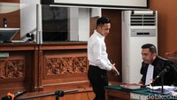 Setelah melepas rompi tahanan, Eliezer memasuki ruangan untuk menjalani sidang lanjutan kasus pembunuhan Brigadir Yosua Hutabarat.