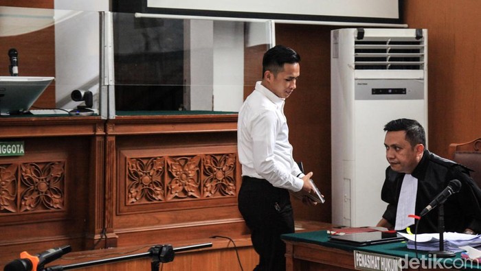 Susi ART Sambo Bersaksi di Sidang Lanjutan Bharada Eliezer Bharada Richard Eliezer menjalani sidang lanjutan kasus pembunuhan Brigadir Yosua Hutabarat di Pengadilan Negeri Jakarta Selatan, Senin (31/10/2022). Asisten rumah tangga (ART) Ferdy Sambo, Susi dihadirkan sebagai saksi dalam sidang lanjutan tersebut.