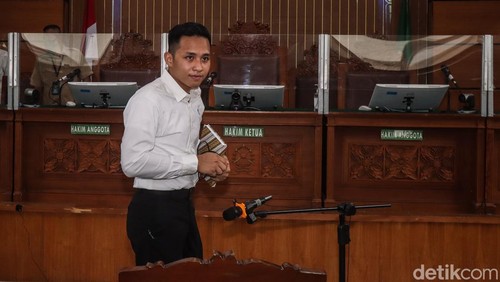 Bharada Richard Eliezer menjalani sidang lanjutan kasus pembunuhan Brigadir Yosua Hutabarat di Pengadilan Negeri Jakarta Selatan, Senin (31/10/2022). Asisten rumah tangga (ART) Ferdy Sambo, Susi dihadirkan sebagai saksi dalam sidang lanjutan tersebut.
