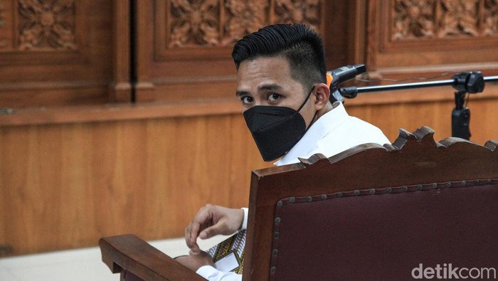 Bharada Richard Eliezer menjalani sidang lanjutan kasus pembunuhan Brigadir Yosua Hutabarat di Pengadilan Negeri Jakarta Selatan, Senin (31/10/2022). Asisten rumah tangga (ART) Ferdy Sambo, Susi dihadirkan sebagai saksi dalam sidang lanjutan tersebut.