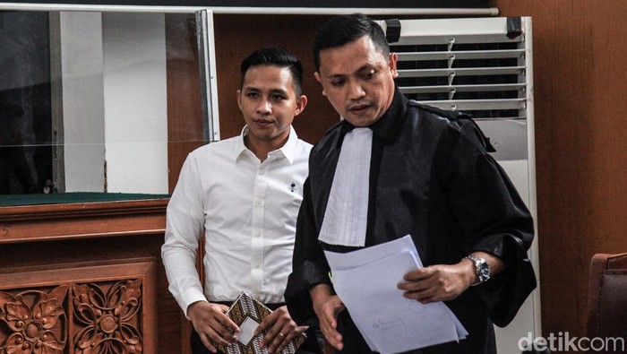 Bharada Richard Eliezer menjalani sidang lanjutan kasus pembunuhan Brigadir Yosua Hutabarat di Pengadilan Negeri Jakarta Selatan, Senin (31/10/2022). Asisten rumah tangga (ART) Ferdy Sambo, Susi dihadirkan sebagai saksi dalam sidang lanjutan tersebut.