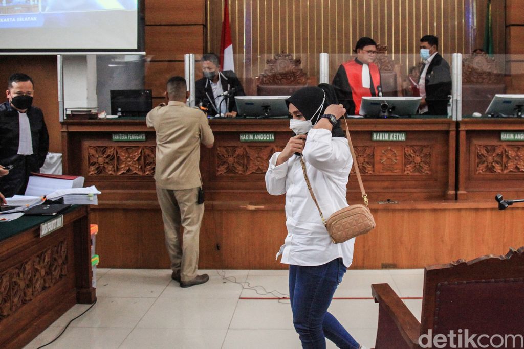 Bharada Richard Eliezer menjalani sidang lanjutan kasus pembunuhan Brigadir Yosua Hutabarat di Pengadilan Negeri Jakarta Selatan, Senin (31/10/2022). Asisten rumah tangga (ART) Ferdy Sambo, Susi dihadirkan sebagai saksi dalam sidang lanjutan tersebut.
