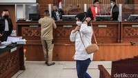 ART Ferdy Sambo, Susi, menceritakan momen sopir Sambo Kuat Maruf melarang Brigadir Yosua saat hendak mengangkat istri Sambo, Putri Candrawathi. Hakim mengaku heran Kuat berani melarang ajudan yang merupakan polisi.