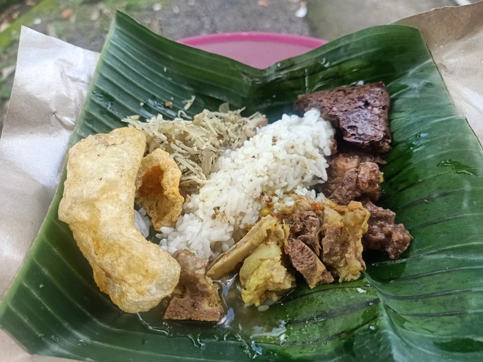 Tampilan menu nasi lawar yang ditawarkan I Gusti Ngurah Putra di Jalan S.Parman Denpasar, Bali pada Senin (31/10/2022)