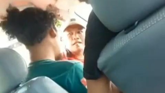 Tangkapan layar aksi seorang pria memalak dan menodongkan pisau ke pengendara mobil