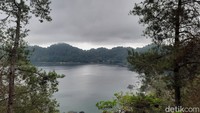 Telaga Ngebel memiliki legenda Naga Baruklinting. Konon, naga raksasa ini akan muncul setiap bulan Suro. Foto: Putu Intan/detikcom