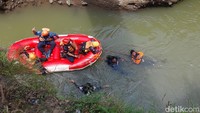 Penyelaman dilakukan di titik dicurigai dengan kedalaman mencapai 3 meter. Terdapat banyak cekungan pada dinding sungai di bawah air yang memungkinkan korban terseret dan terjepit di bawah permukaan air. (M Sholihin/detikcom)