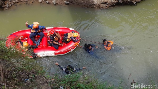 Potret Tim SAR Cari Bocah Tenggelam di Sungai Ciliwung Bogor