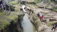 Korban berinisial MD (14) hilang dan diduga tenggelam di aliran Sungai Ciliwung Sukasari Bogor saat berenang bersama teman-temannya pada Minggu (30/10) kemarin (M Sholihin/detikcom)