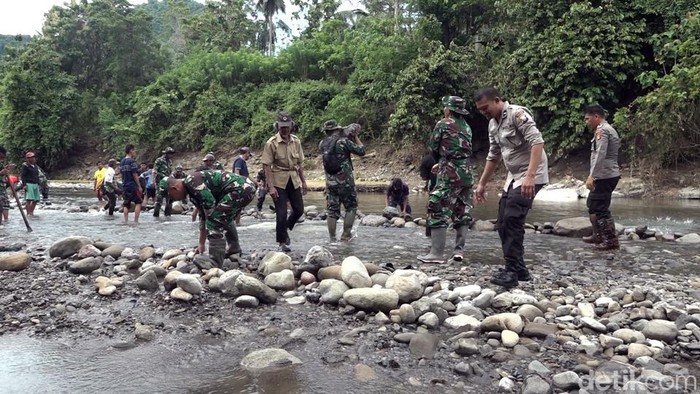 TNI-Polri membangun akses jalan darurat di Polman usai jembatan di wilayah itu terputus.