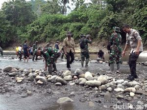 Jembatan Akses 2 Dusun di Polman Putus, TNI-Polri Bangun Jalan Darurat