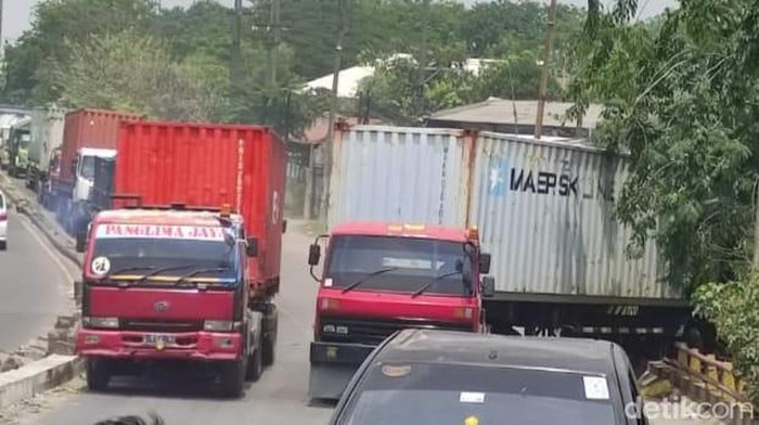 Truk kontainer terperosok di Jembatan Trosobo, Sidoarjo
