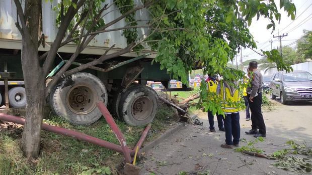 truk trailer nyantol di jembatan layang trosobo