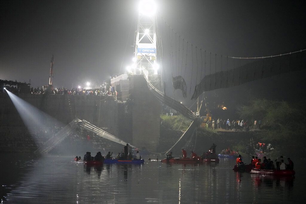 Tim penyelamat di kapal mencari korban ambruknya jembatan kabel di sungai Machchu, negara bagian barat Gujarat, India, Senin (31/10/2022) waktu setempat. Sebanyak 81 orang tewas.