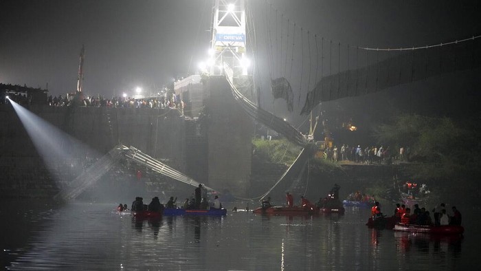 Usai Itaewon, 81 Orang Tewas Akibat Jembatan Gantung Ambruk di India Tim penyelamat di kapal mencari korban ambruknya jembatan kabel di sungai Machchu, negara bagian barat Gujarat, India, Senin (31/10/2022) waktu setempat. Sebanyak 81 orang tewas.