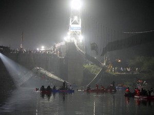 9 Orang Ditangkap Usai Ambruknya Jembatan Gantung di India