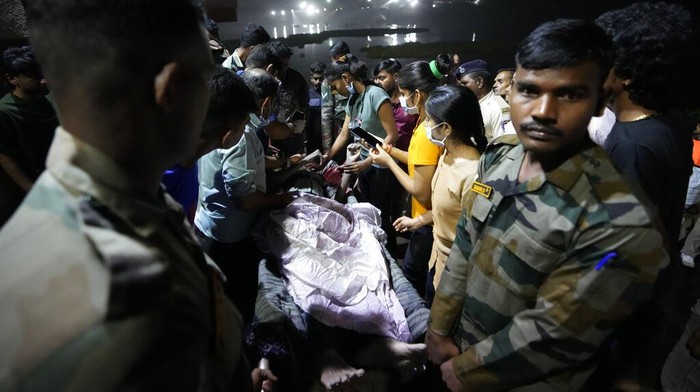 Usai Itaewon, 81 Orang Tewas Akibat Jembatan Gantung Ambruk di India Relawan dan petugas kesehatan membawa korban ambruknya jembatan kabel di sungai Machchu, negara bagian barat Gujarat, India, Senin (31/10/2022) waktu setempat. Sebanyak 81 orang tewas.