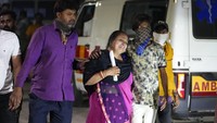 Sebuah tayangan TV menunjukkan belasan orang berpegangan pada kabel jembatan yang runtuh saat tim darurat berjuang untuk melakukan evakuasi. Beberapa korban memanjat struktur yang rusak untuk mencoba menuju ke tepi sungai, sementara yang lain berenang ke tempat yang aman.  