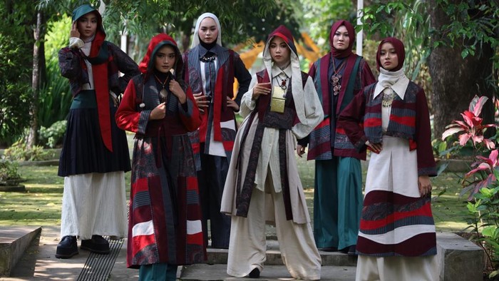Veron karya tata busana dua siswa SMK Negeri 3 Malang sudah dipamerkan di event Front Row Paris
