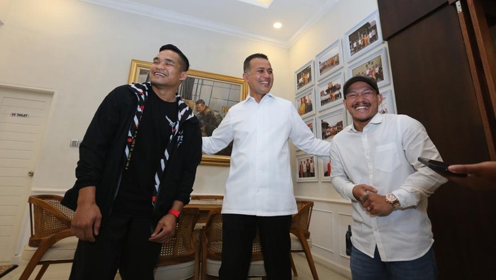 Wagub Sumut Musa Rajekshah saat bertemu dengan petarung MMA asal Sumut Jeka Saragih di rumah dinas Wagub Sumut.