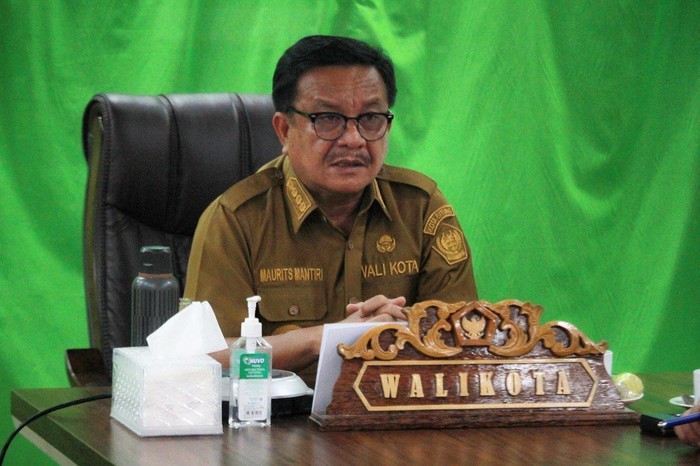 Wali Kota Bitung Maurits Mantiri