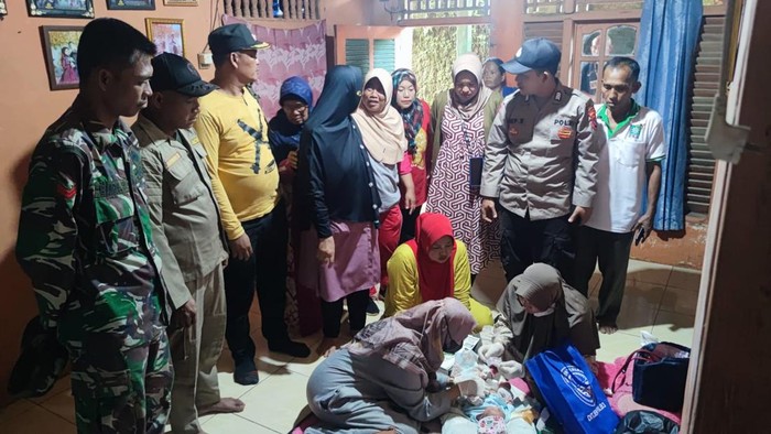 Warga mengevakuasi bayi ditemukan di dalam ember di Pandeglang