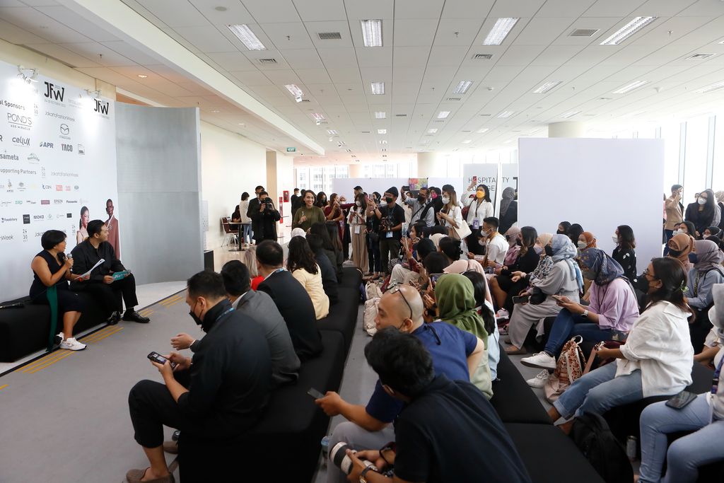 Wartawan di Jakarta Fashion Week 2023
