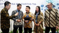 Ki-ka: Direktur Risk Njauw Vido Onadi, Direktur Marketing Wibowo, Presiden Direktur Djaja Suryanto Sutandar, Direktur Keuangan Cincin Lisa Hadi dan Direktur Operation, Anthony Y. Panggabean berbincang usai Publik Expose di Jakarta, Senin (31/10). 
