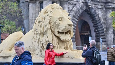 Wow! Patung Singa Ini Terbuat dari 850 Ribu Keping LEGO