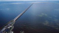 Di urutan kedua ada tol Lake Pontchartrain Causeway di Amerika Serikat yang memiliki panjang sekitar 38,4 kilometer. Tol ini menelan biaya sebesar USD 30,7 juta untuk total pembangunanya. (Tim Motion/Getty Images)
