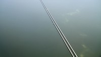 Jalan tol ini dibangun untuk menghubungkan dua kota di Amerika dan menjadi jalan tol yang dibangun di atas danau Pontchartrain, Lousiana, Amerika Serikat. (Jeffrey Greenberg/Getty Images)