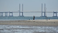 Tol Penang menghubungkan Bayan Lepas Pulau Penang dan Seberang Prai daratan di semenanjung Malaysia. Dengan tol ini, dua tempat yang dulunya hanya bisa ditempuh dengan kapal kini sudah bisa diakses menggunakan kendaraan pribadi. (Artur Widak/Getty Images)