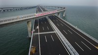 Untuk menempuh jalan tol ini dari ujung hingga ujung lainnya membutuhkan waktu sekitar 30 menit. Tol yang ditopang oleh 5.000 penyangga ini telah dilewati oleh 30 ribu kendaraan yang hilir mudik tanpa henti. (VCG/Getty Images)