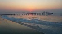 Jalan tol atas air terpanjang di dunia adalah Jiaozhou Bay di China. Dibuka pada 30 Juni 2013, Jiaozhou Bay memiliki panjang 42 kilometer. Pembangunan tol ini menghabiskan biaya sekitar USD 1,5 miliar. (Wei Cong/Getty Images)
