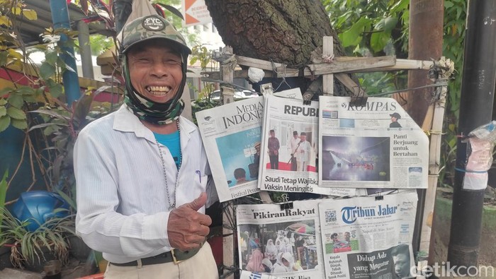 Abah Wawan, Loper Koran di Bandung.