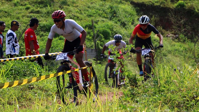Aksi-aksi Zaenal Fanani di JPM Race 2022 Seperti sudah diperkirakan sebelumnya, dua atlet MTB nasional, Zainal Fanani dan Muhammad Ihza akhirnya keluar sebagai juara satu dan dua kelas Men Elite pada event balap sepeda JPM Sumpah Pemuda Race 2022, Minggu (30/10/2022) di JPM Kayu Putih Bike Park, Pondok Cabe, Tangerang Selatan.