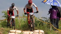 Sejak bendera start dikibarkan hingga finis, posisinya tak berubah yaitu di urutan satu dan dua. 