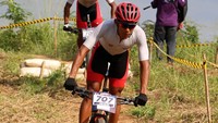 Kecepatannya tak berkurang sedikit pun, membuat para penonton di pinggir race line kagum.