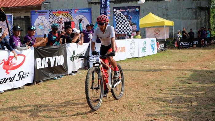 Aksi-aksi Zaenal Fanani di JPM Race 2022 Seperti sudah diperkirakan sebelumnya, dua atlet MTB nasional, Zainal Fanani dan Muhammad Ihza akhirnya keluar sebagai juara satu dan dua kelas Men Elite pada event balap sepeda JPM Sumpah Pemuda Race 2022, Minggu (30/10/2022) di JPM Kayu Putih Bike Park, Pondok Cabe, Tangerang Selatan.