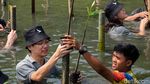 Aksi Nyata Restorasi Ekologi dan Ketahanan Iklim lewat Penanaman Mangrove