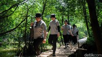 Puluhan peserta mengikuti rangkaian acara di Taman Wisata Mangrove Angke Kapal Muara, Jakarta Utara, Selasa (01/11/2022).
