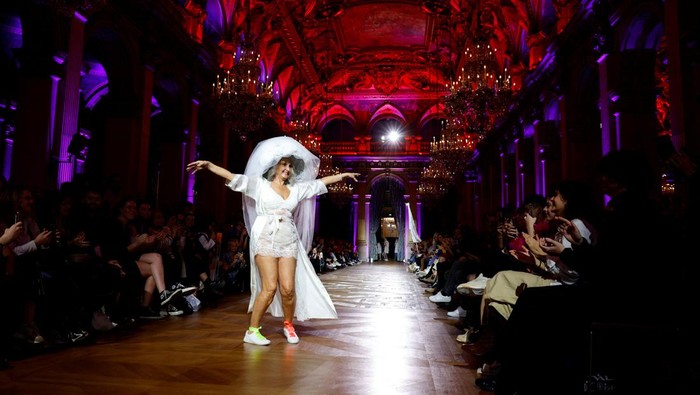 Aksi Para Nenek Nyentrik di Catwalk Paris Models present creations by fashion school students of LISAA (L'Institut Superieur des Arts Appliques) as part of a fashion show named