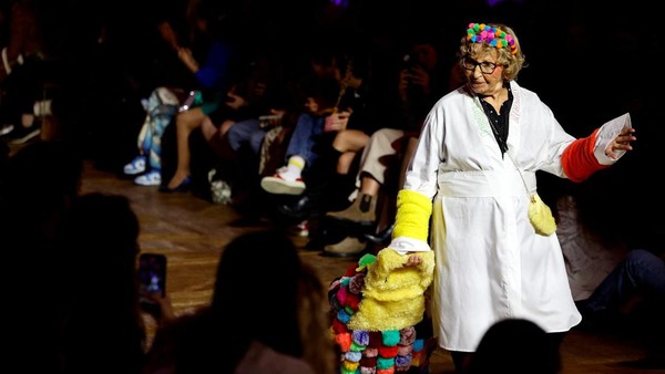 Para model menampilkan kreasi siswa sekolah mode LISAA (LInstitut Superieur des Arts Appliques) sebagai bagian dari peragaan busana bertajuk Another look at old age. Para model menampilkan kreasi siswa sekolah mode LISAA (LInstitut Superieur des Arts Appliques) sebagai bagian dari peragaan busana bertajuk Another look at old age.