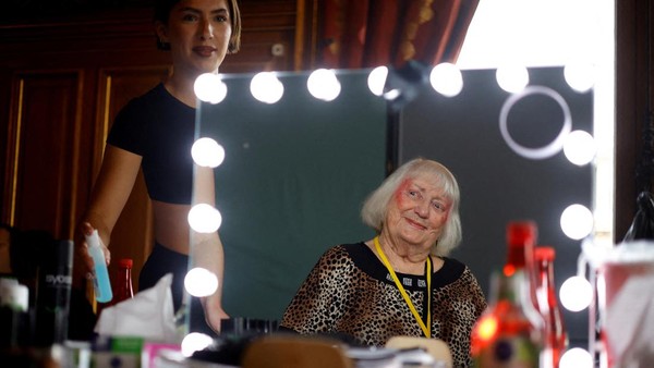 Model Daisy, 90 tahun, bersiap-siap di belakang panggung sebelum menampilkan kreasi siswa sekolah mode LISAA (LInstitut Superieur des Arts Appliques) di Paris, Prancis, Kamis, (27/10/2022). Model Daisy, 90 tahun, bersiap-siap di belakang panggung sebelum menampilkan kreasi siswa sekolah mode LISAA (LInstitut Superieur des Arts Appliques) di Paris, Prancis, Kamis, (27/10/2022).