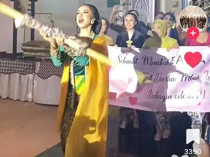Aksi penggiring pengantin viral di media sosial.
