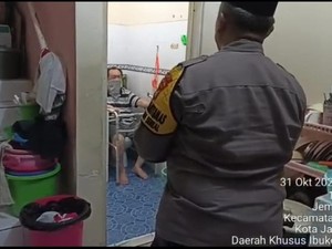 Aksi Heroik Polisi Selamatkan Pria Coba Bunuh Diri di Jakbar