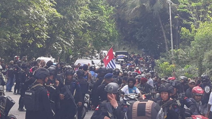 Aktivis Papua Filep Karma dibawa ke rumah duka di Distrik Jayapura Utara.